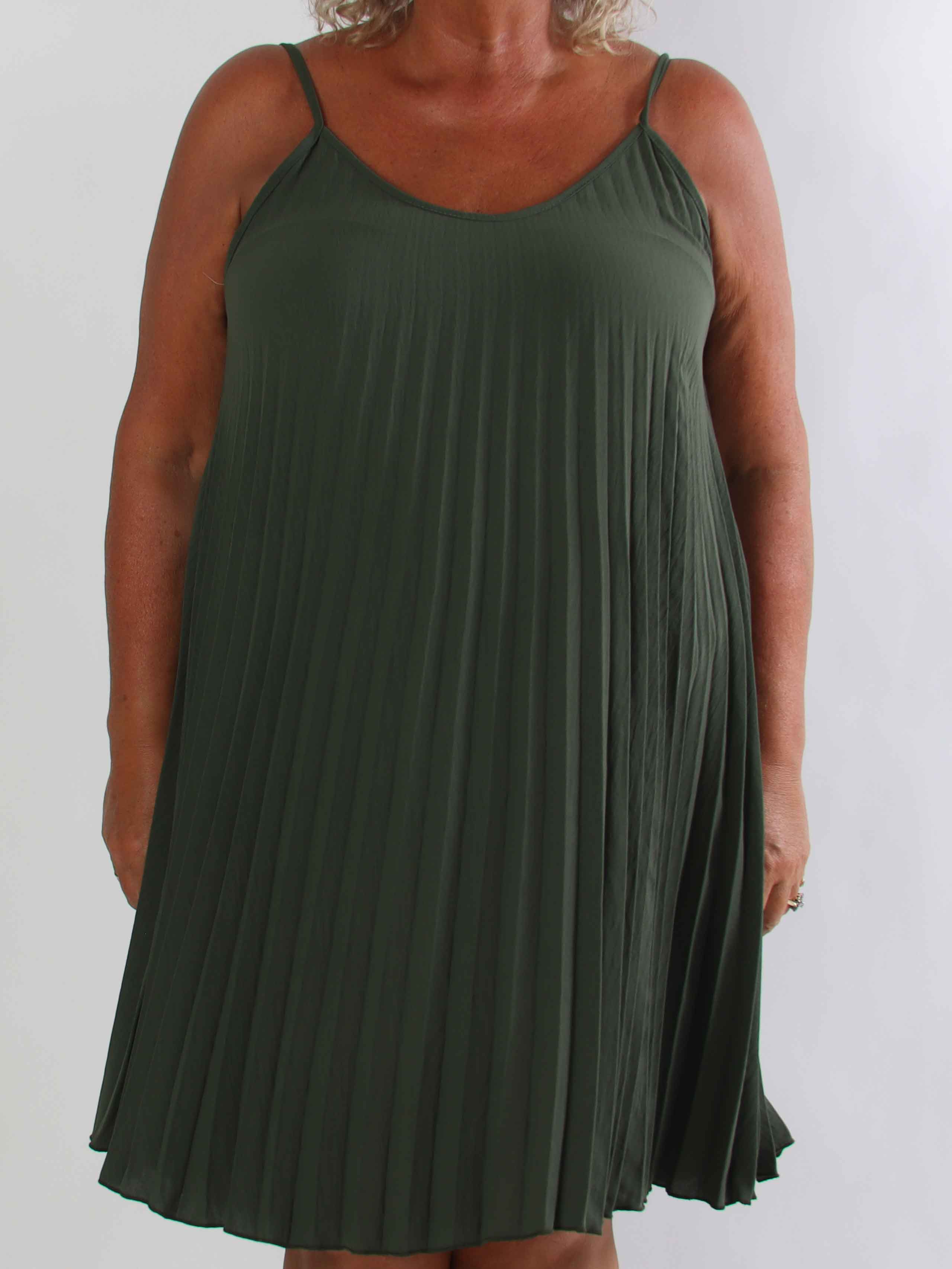 Tonia Short - Elegant plisseret plus size kjole i en blød og let viskoseblanding